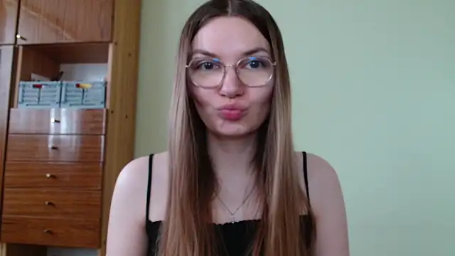 LooveELLYx online show from May 15, 6:33 am