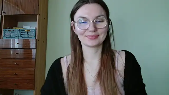 LooveELLYx online show from February 6, 7:37 am