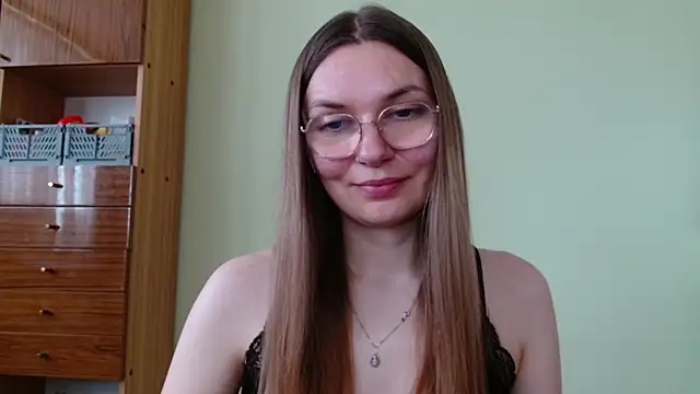 LooveELLYx online show from May 7, 1:25 pm
