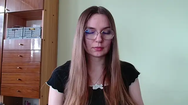 LooveELLYx online show from March 26, 2:26 pm