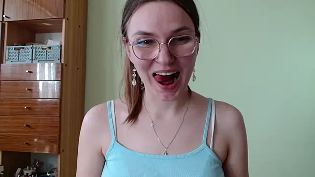 LooveELLYx online show from April 15, 1:37 pm