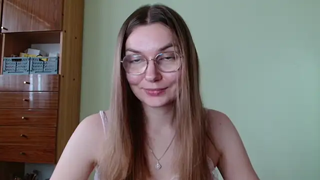 LooveELLYx online show from October 16, 1:30 pm