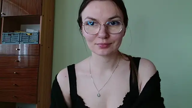 LooveELLYx online show from February 25, 7:30 am