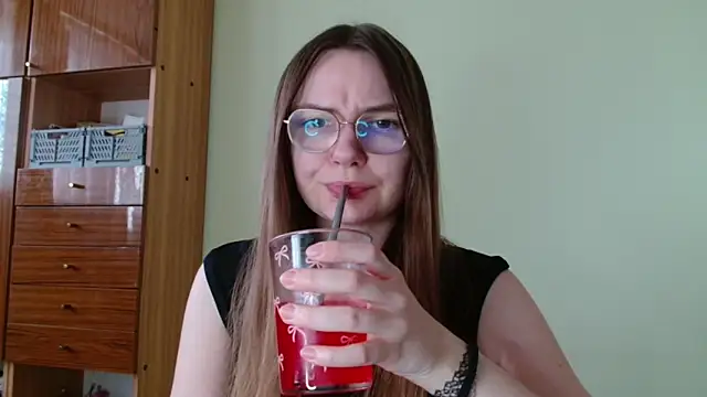 LooveELLYx online show from April 20, 1:35 pm