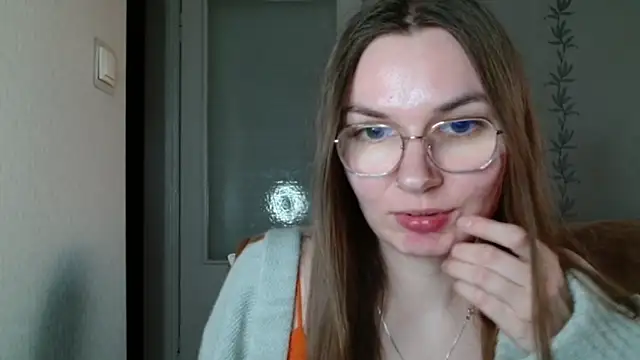 LooveELLYx online show from March 18, 5:44 pm