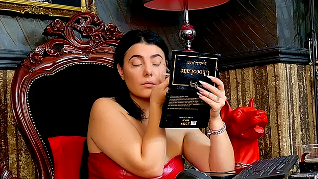 Snapshot of MistressEly chatting on October 19, 10:40 am MistressEly online show from October 19, 10:40 am