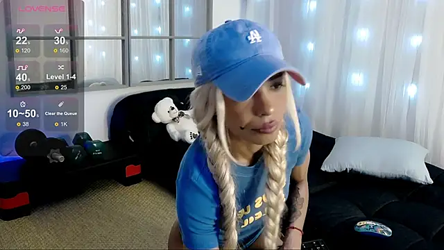 Snapshot of SarahRaynex chatting on June 5, 10:32 am SarahRaynex online show from June 5, 10:32 am