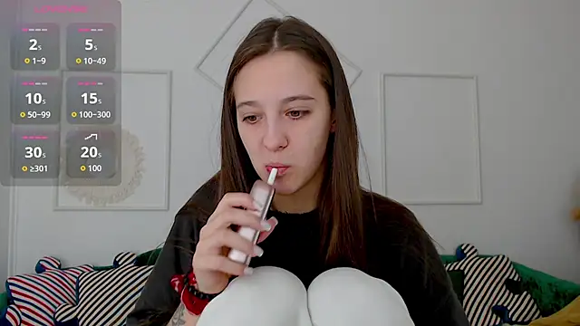 Snapshot of Little_cherryy__ chatting on October 2, 6:39 am Little cherryy online show from October 2, 6:39 am
