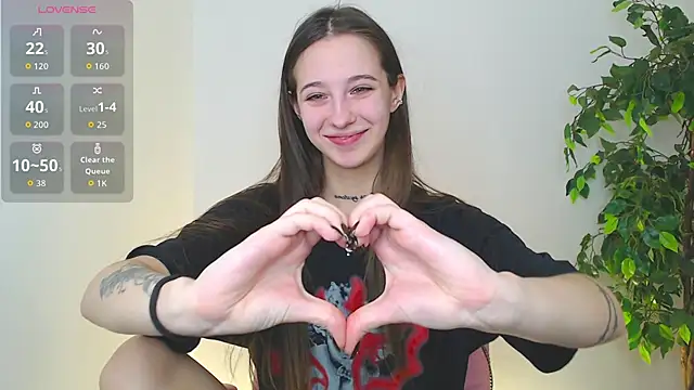 Snapshot of Little_cherryy__ chatting on October 18, 6:48 am Little cherryy online show from October 18, 6:48 am