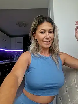 CelynaRoss online show from April 12, 5:11 am