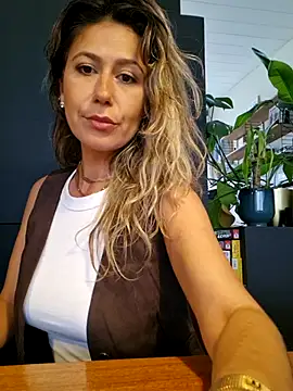 Snapshot of CelynaRoss chatting on July 17, 7:22 pm CelynaRoss online show from July 17, 7:22 pm