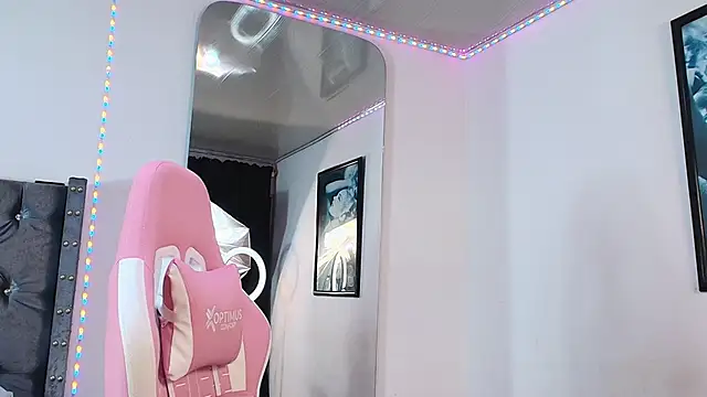 Snapshot of GraceWallace_ chatting on November 22, 11:03 pm GraceWallace online show from November 22, 11:03 pm