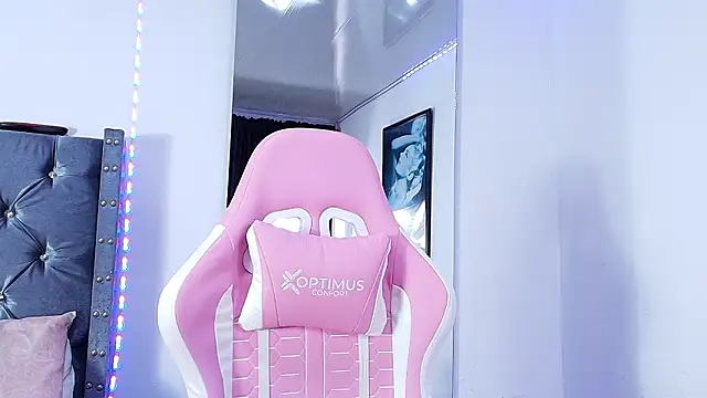 GraceWallace  online show from March 29, 8:10 pm