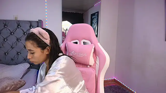 Snapshot of GraceWallace_ chatting on November 14, 4:05 am GraceWallace online show from November 14, 4:05 am