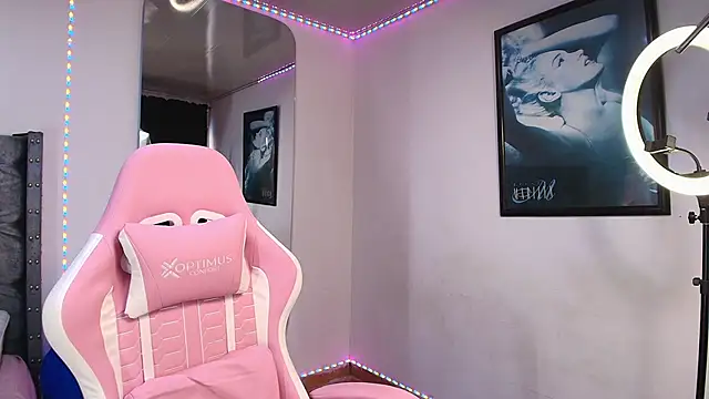 Snapshot of GraceWallace_ chatting on November 9, 8:13 pm GraceWallace online show from November 9, 8:13 pm