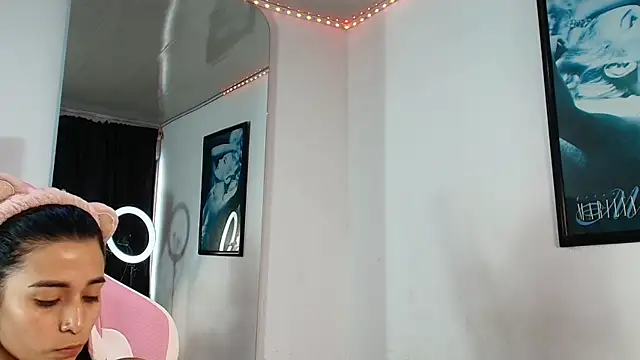 Snapshot of GraceWallace_ chatting on December 17, 6:02 pm GraceWallace online show from December 17, 6:02 pm