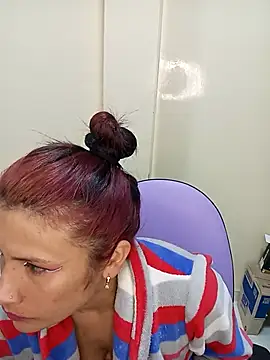 Snapshot of karinnahotdirty chatting on November 27, 11:27 pm karinnahotdirty online show from November 27, 11:27 pm