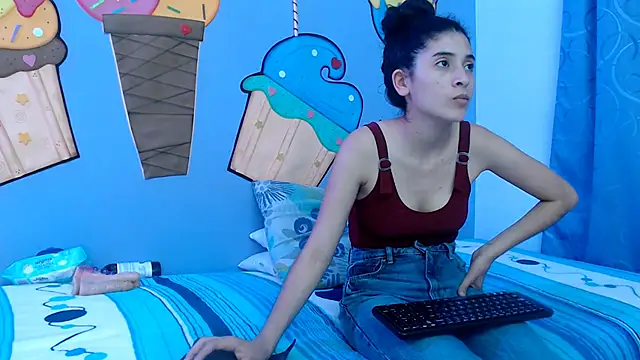 Snapshot of skinnykalitzo18 chatting on January 11, 2:13 pm skinnykalitzo18 online show from January 11, 2:13 pm