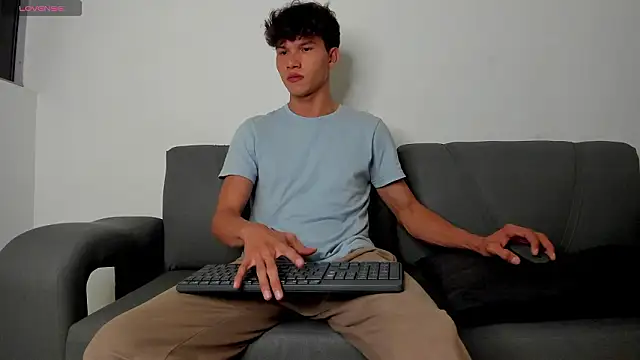 2Amateur Guys online show from January 18, 12:03 am