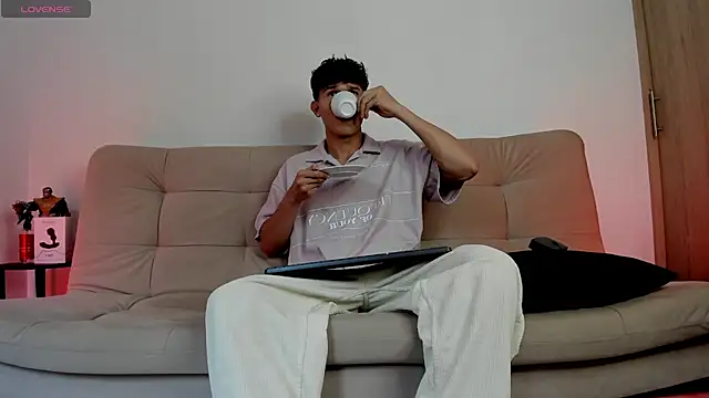 2Amateur Guys online show from November 6, 10:25 pm