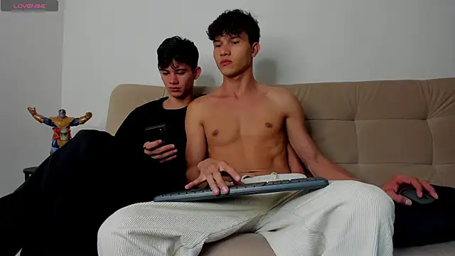 2Amateur Guys online show from January 9, 10:28 pm