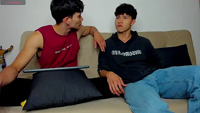 2Amateur Guys online show from December 15, 12:16 am