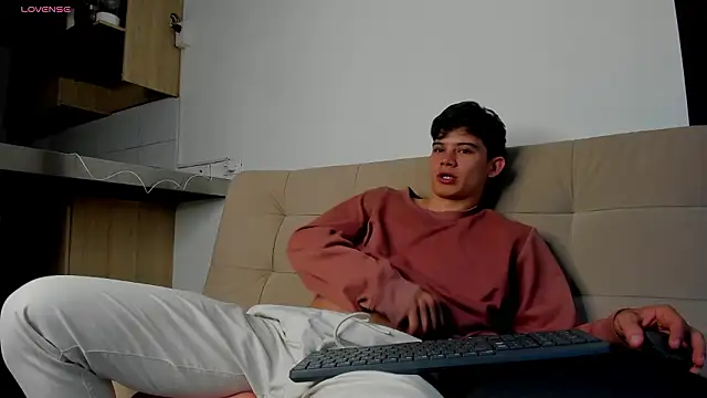 2Amateur Guys online show from February 12, 11:04 pm