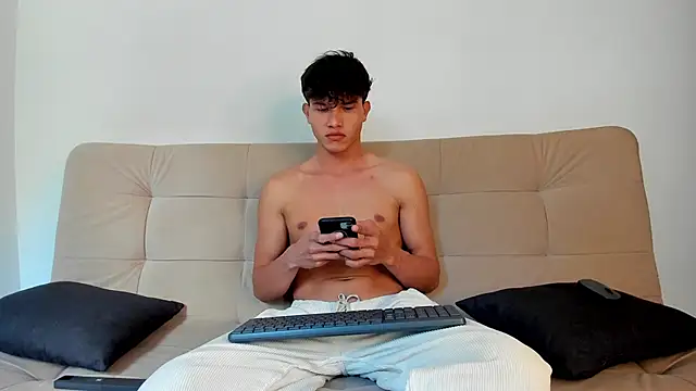 2Amateur Guys online show from March 22, 8:21 pm