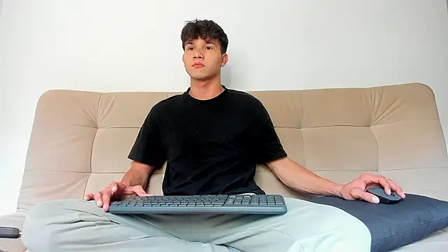 2Amateur Guys online show from March 19, 9:37 pm