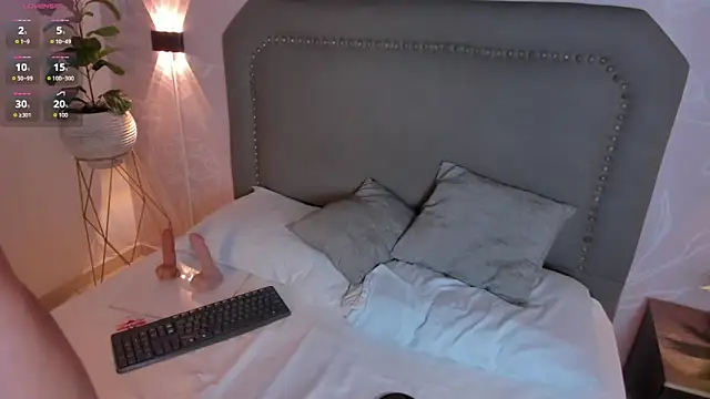 Snapshot of cristina_gallardo chatting on February 2, 12:37 pm cristina gallardo online show from February 2, 12:37 pm