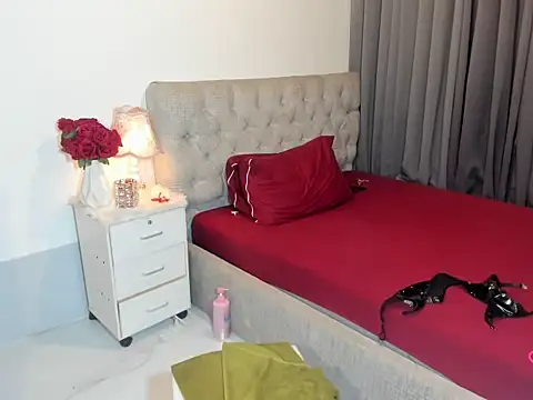 Iamyourbabyalicia online show from February 7, 6:05 pm