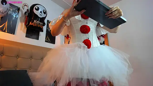 alesziarose online show from October 31, 8:38 pm