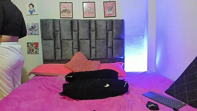 Snapshot of Esmeraldaa- chatting on June 17, 6:35 am Esmeraldaa- online show from June 17, 6:35 am