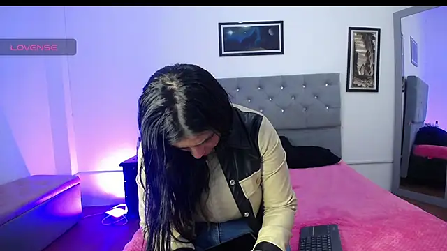 Esmeraldaa- online show from September 12, 4:45 am