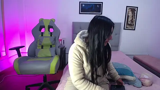 Esmeraldaa- online show from October 15, 5:50 am