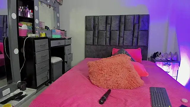 Esmeraldaa- online show from December 19, 8:06 am