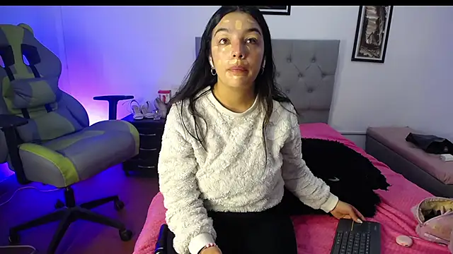 Esmeraldaa- online show from October 4, 4:36 am