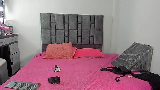 Esmeraldaa- online show from April 6, 4:08 am