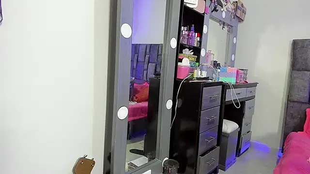 Esmeraldaa- online show from December 5, 5:28 am