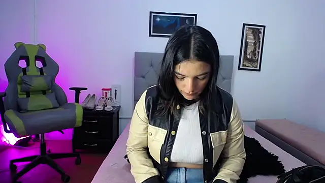 Esmeraldaa- online show from October 17, 4:05 am