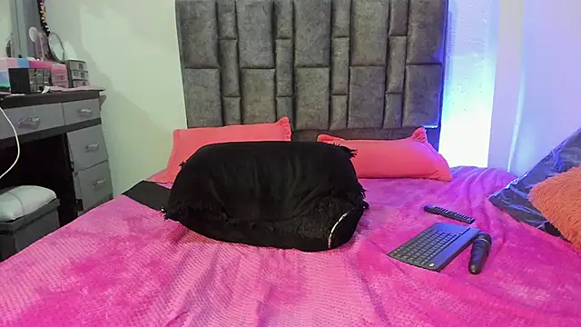 Esmeraldaa- online show from April 19, 6:10 pm