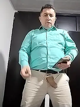 Snapshot of BigCristh79 chatting on May 15, 7:34 pm BigCristh79 online show from May 15, 7:34 pm