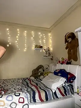 Snapshot of effie_castroo chatting on December 3, 2:45 am effie castroo online show from December 3, 2:45 am