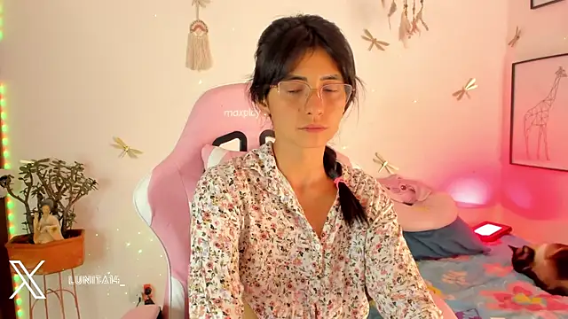 Snapshot of princessluna_19 chatting on July 10, 9:37 pm princessluna 19 online show from July 10, 9:37 pm