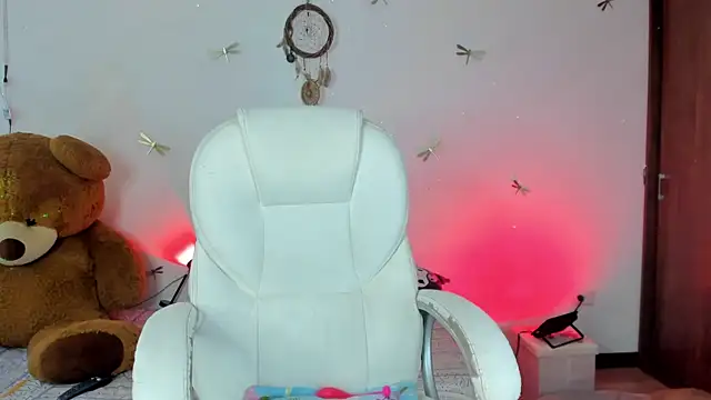 Snapshot of princessluna_19 chatting on September 27, 9:10 pm princessluna 19 online show from September 27, 9:10 pm