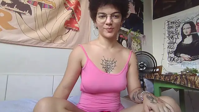 Snapshot of CamillyBlum chatting on April 21, 4:13 pm CamillyBlum online show from April 21, 4:13 pm
