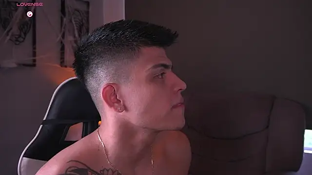 Snapshot of tyler_muscle1 chatting on October 28, 2:27 pm tyler muscle1 online show from October 28, 2:27 pm