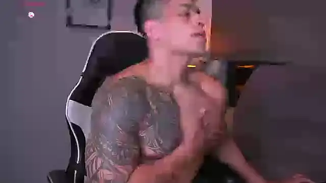 Snapshot of tyler_muscle1 chatting on October 22, 1:16 am tyler muscle1 online show from October 22, 1:16 am