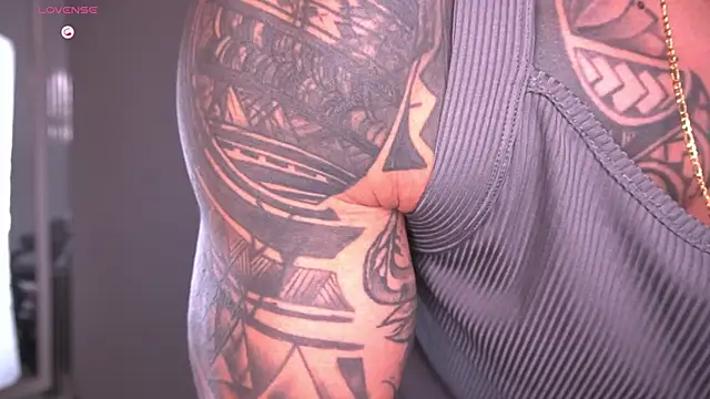 Snapshot of tyler_muscle1 chatting on November 11, 1:55 am tyler muscle1 online show from November 11, 1:55 am