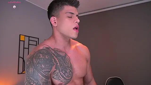 tyler muscle1 online show from February 19, 12:18 am